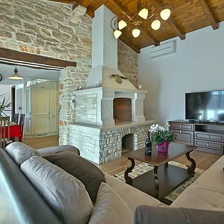 Charming Holiday With Swimming Pool In Pula בית נופש