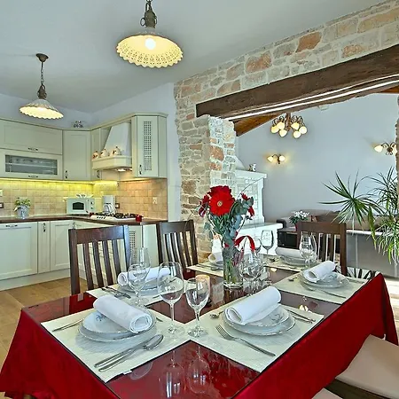 Charming Holiday With Swimming Pool In Pula בית נופש Ližnjan
