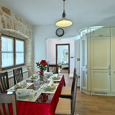 Charming Holiday With Swimming Pool In Pula בית נופש