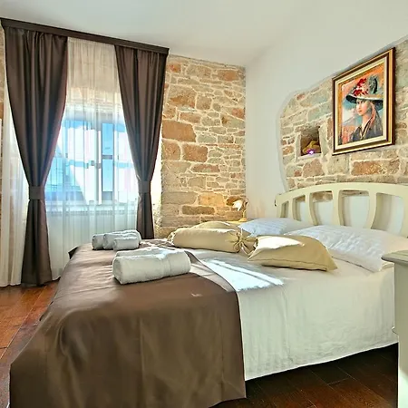 Charming Holiday With Swimming Pool In Pula בית נופש
