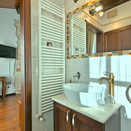 Charming Holiday With Swimming Pool In Pula * Ližnjan
