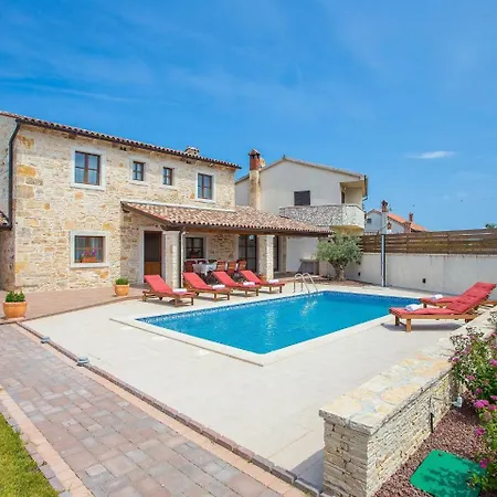 בית נופש Charming Holiday With Swimming Pool In Pula