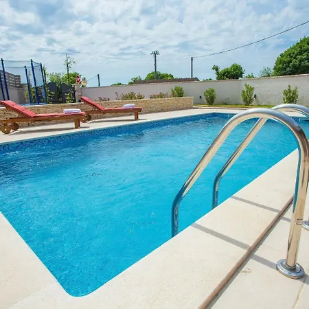 Charming Holiday With Swimming Pool In Pula Ližnjan